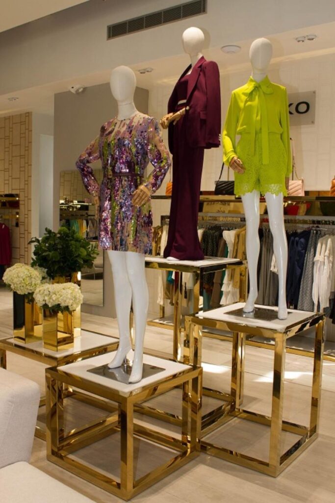 Maniquíes vistiendo colección resort 2023 de Elie Saab en la tienda Avanti
